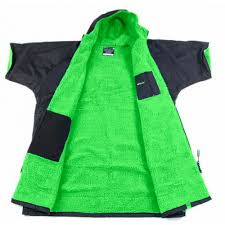 https://web.metroswimshop.com/images/Black_Green dryrobe.jpg